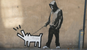 Стены, которые говорят: Послания Бэнкси и их социальное значение