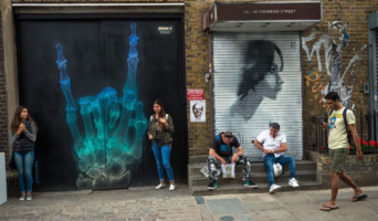 От улиц к галереям: Зарождение граффити в Англии